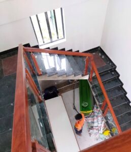 Mẫu cầu thang kính ở Vinh